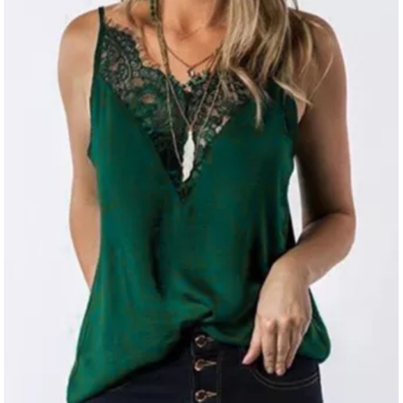 🥂RESTOCKED🥂 Emerald low-cut lace boho cami - Picture 2 of 4
